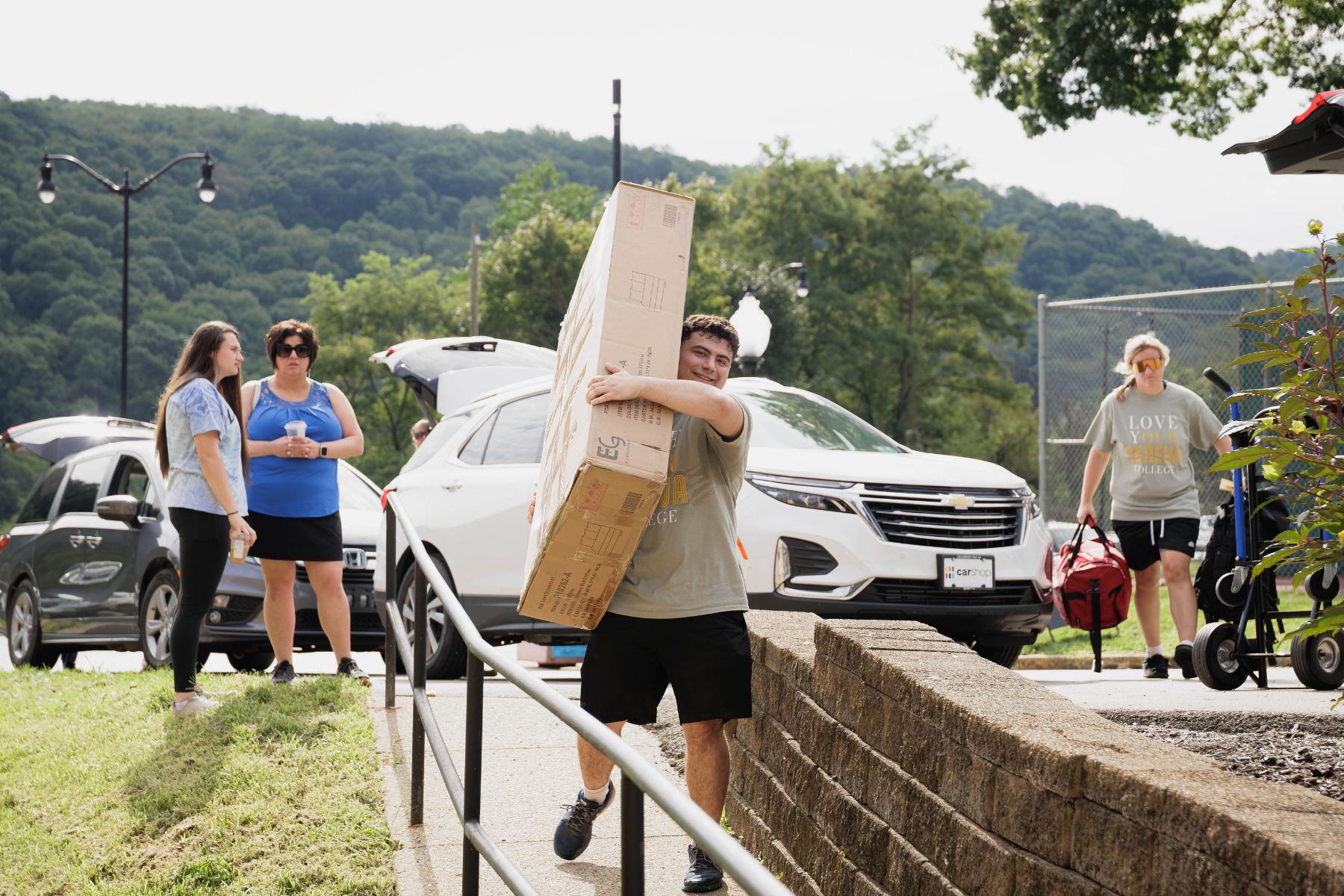 Student leaders assist first-year students with move in