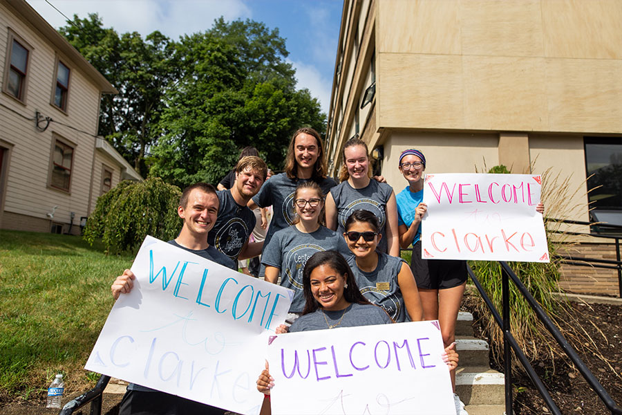 Students welcome new freshmen on move-in day