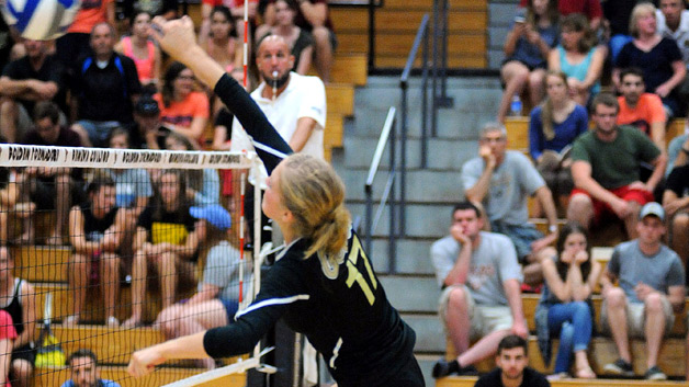 Volleyball Pulls Away In Conference Win; Defeats Grove City 3-0