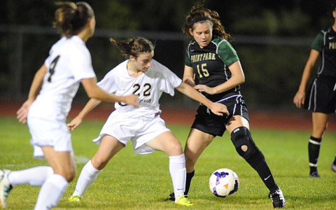 Thiel steals win in last 55 seconds; women’s soccer drops 1-0