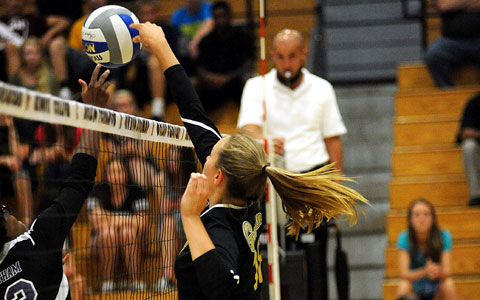 Volleyball hosts Juniata for first time; drops match in three