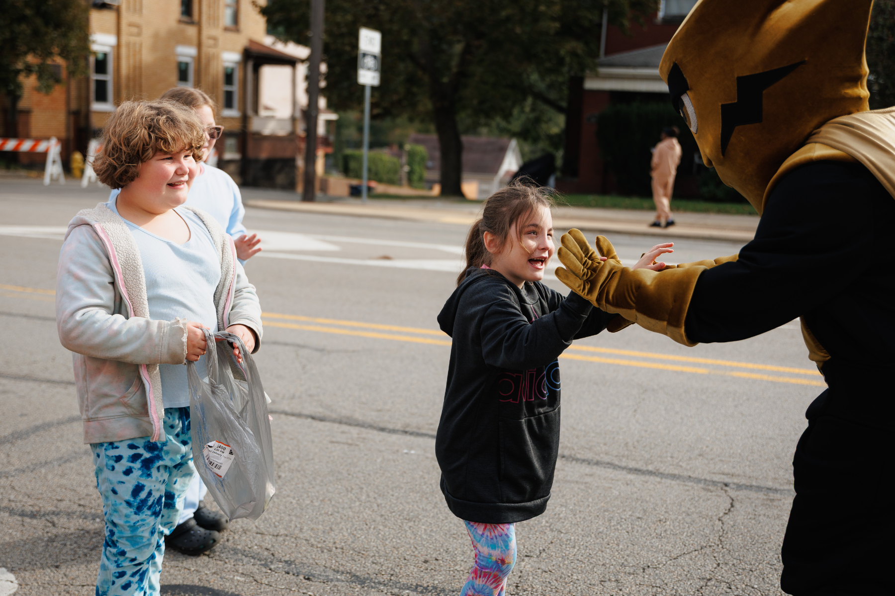 Turbo High-fives Kids During The Parade